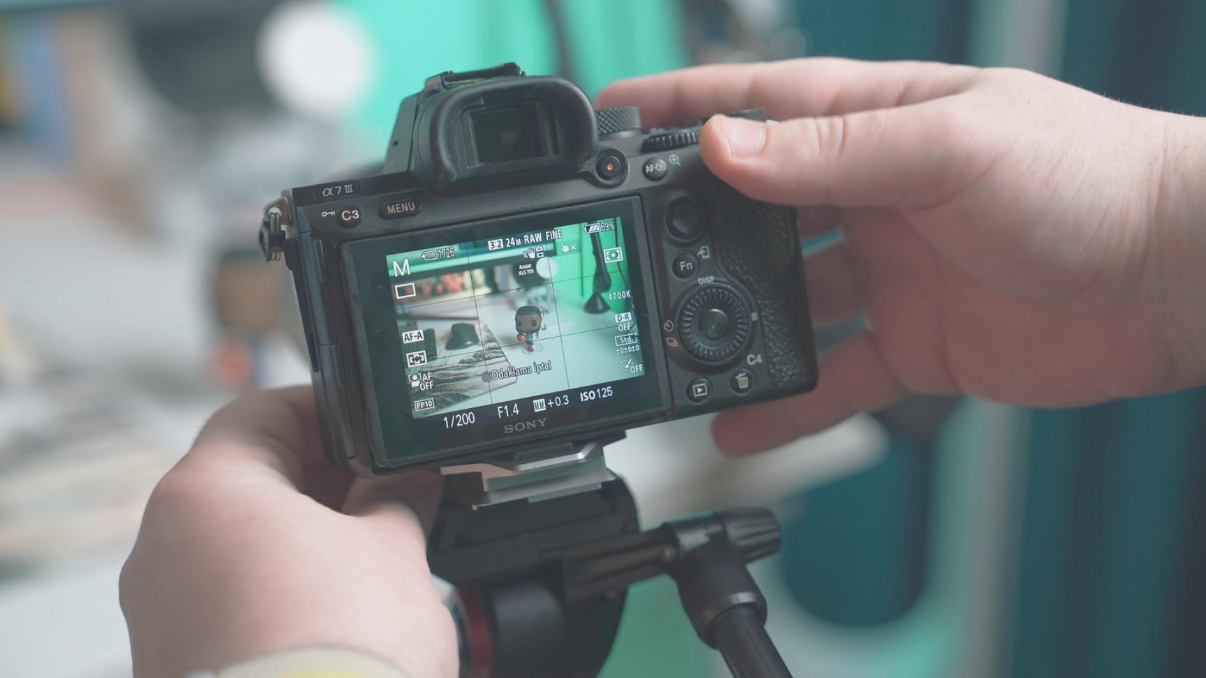 Fotografo professionista al lavoro con attrezzatura avanzata